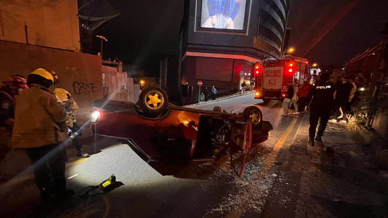 Kağıthane'de göz kamaştıran kaza: Otomobille devrildi, kaçtı.