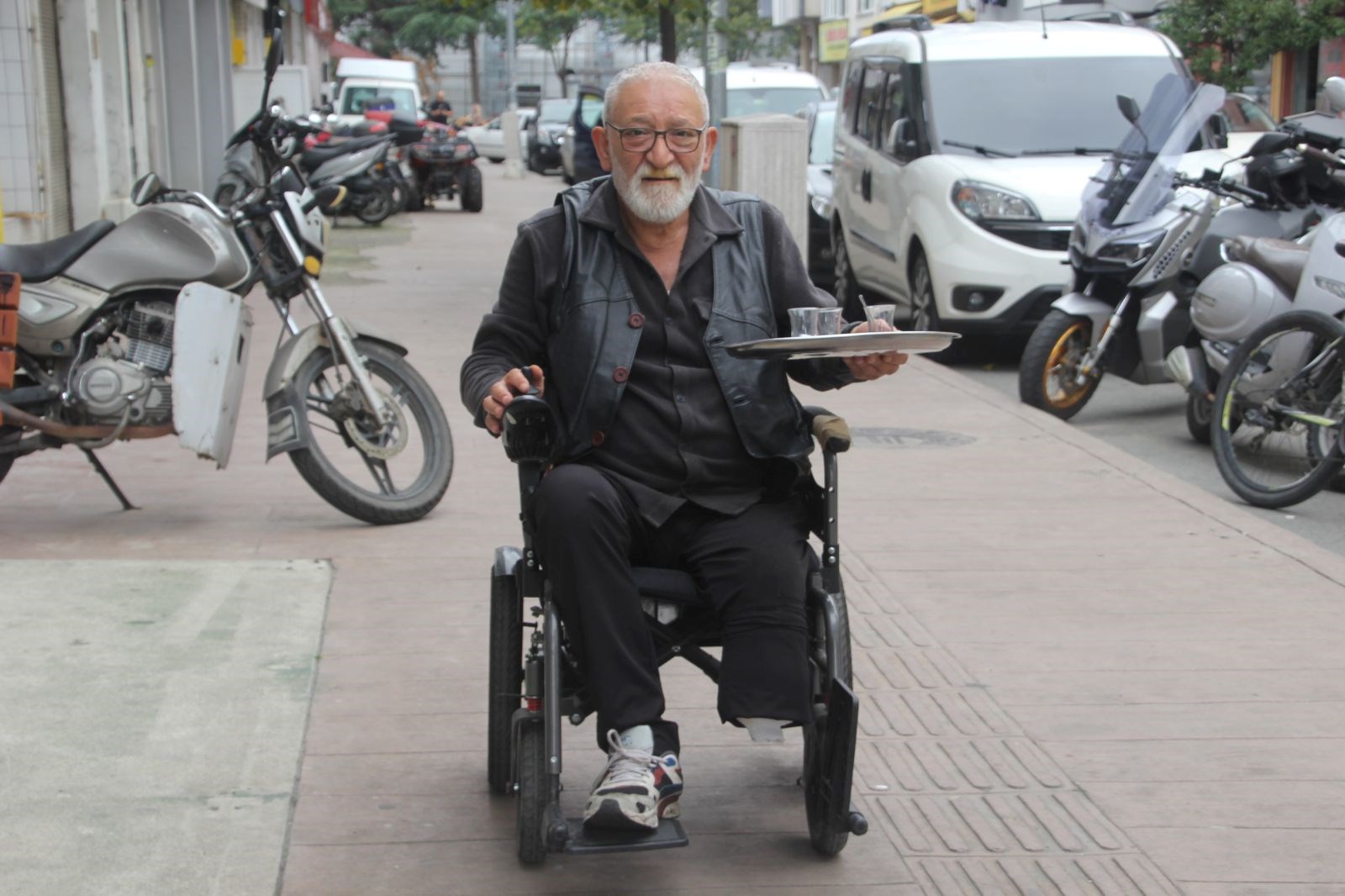 Kazada bacağını kaybetti, ancak 50 yıllık mesleğini sürdürdü.