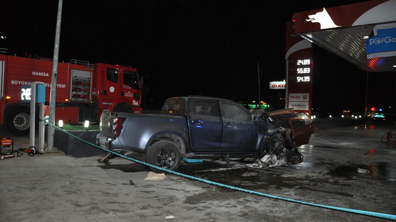 Manisa'da korkunç kaza: 5 kişi öldü, 6 yaralı var.