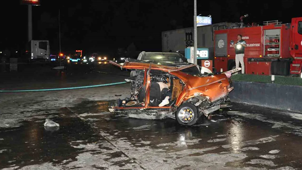 Manisa'da trajik bir trafik kazası: 5 kişi hayatını kaybetti, 6 kişi yaralandı.