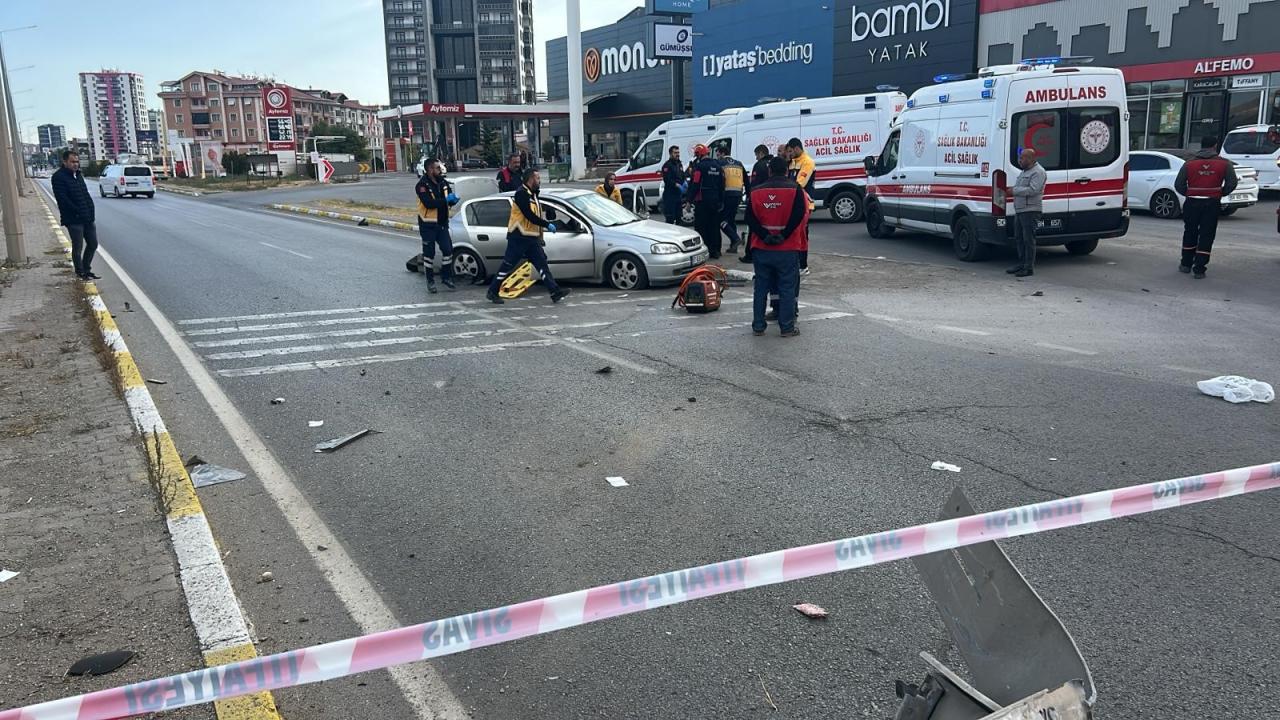 Sivas'ta korkunç kaza! 2 araç çarpıştı: 1 ölü, 3 yaralı