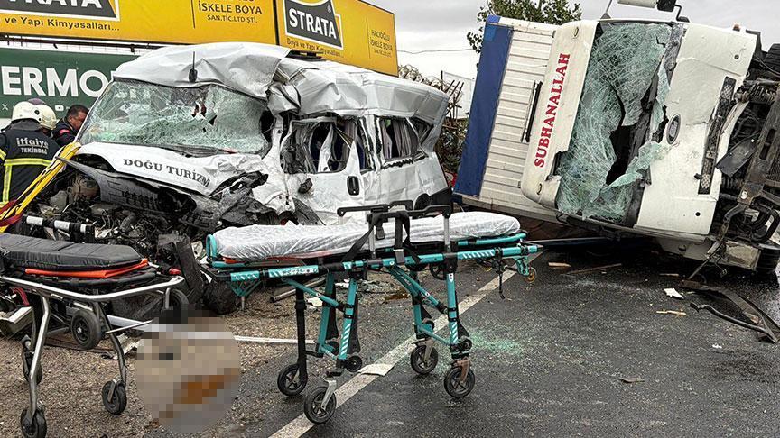Tekirdağ'da dramatik kaza: İşçi servisi ile kamyon çarpıştı, çok sayıda yaralı ve ölü var