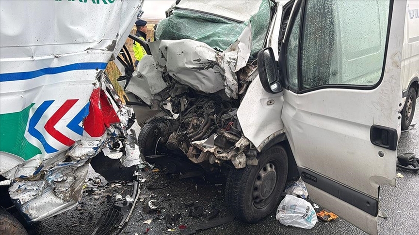 Aksaray'da trafik kazasında 2 asker şehit düştü, 1 kişi hayatını kaybetti.