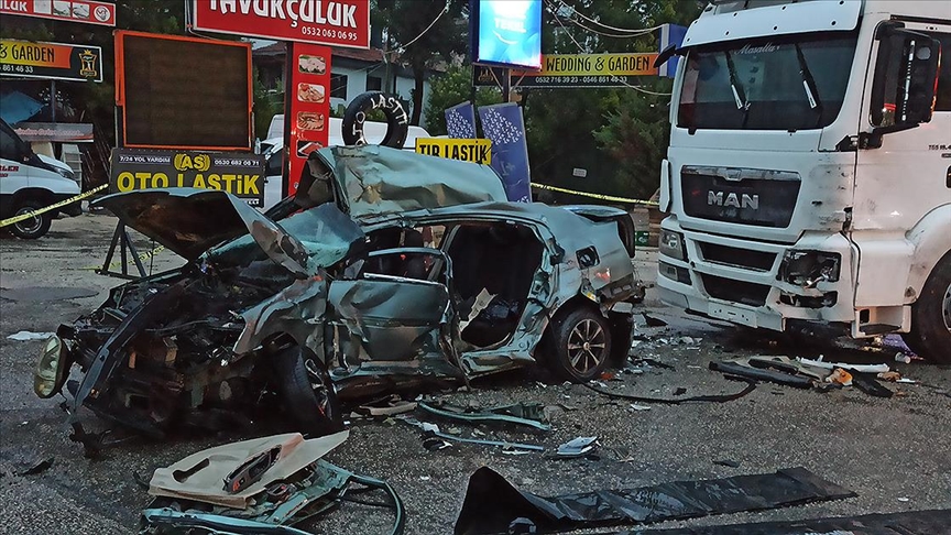 Ankara'da park halindeki tıra çarpan araçta 3 kişi öldü, 2 kişi yaralandı.