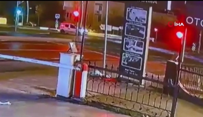 Polis aracı kovalamaca esnasında kaza yaptı: 1 ölü, 4 yaralı! Olay kamera tarafından kaydedildi.