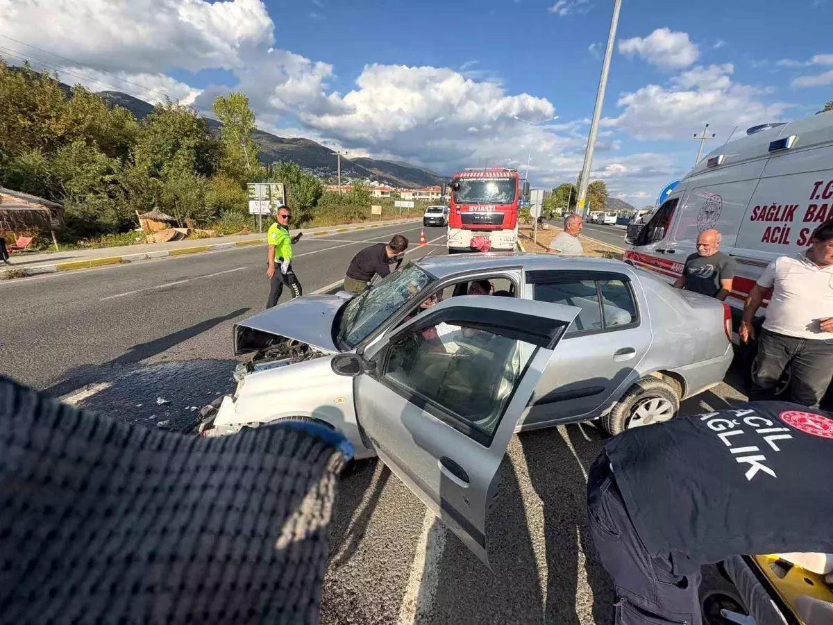 Balıkesir'de İki Kişinin Yaralandığı Çift Yön Trafik Kazası