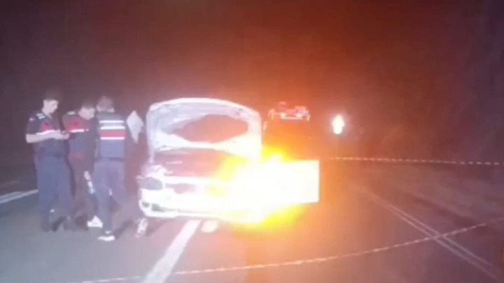 Mersin'de arıza yapan kamyonla çarpışan araçta 1 ölü ve 1 yaralı var.