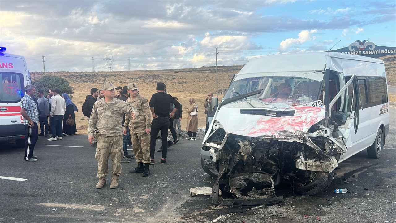 Öğrenci taşıyan araç trafik kazası geçirdi: 14 kişi yaralandı