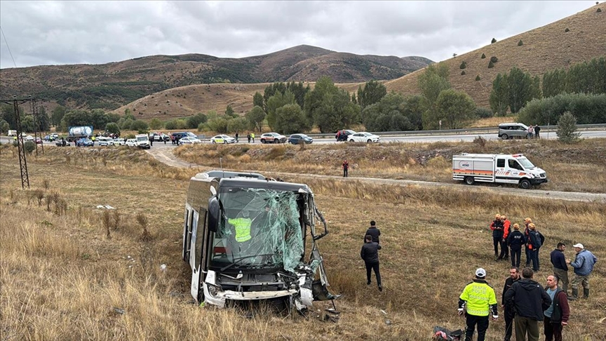 Sivas'ta otobüs ile tırın çarpışması sonucu 23 kişi yaralandı.