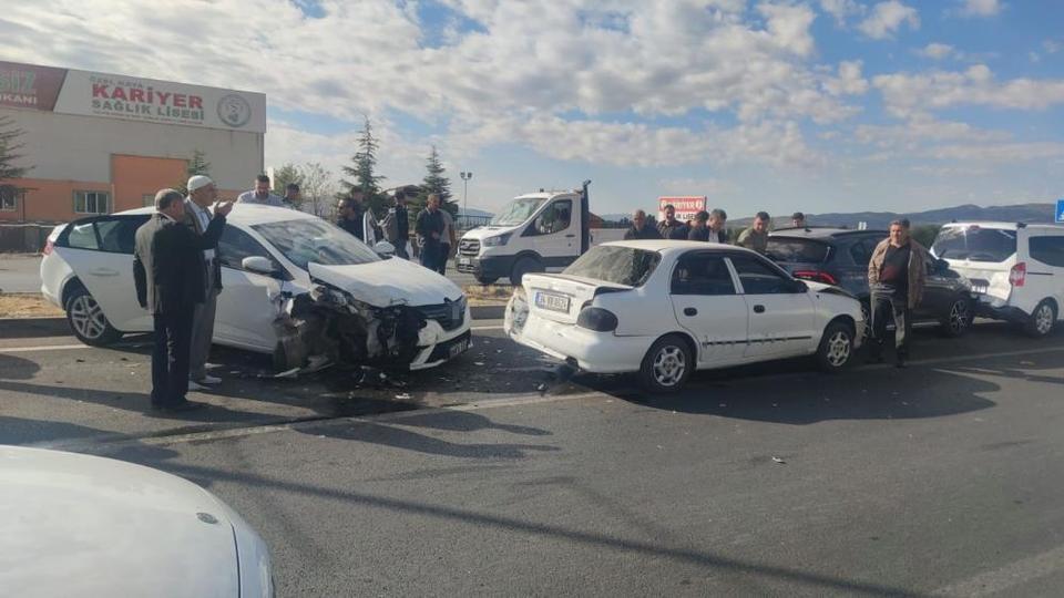 4 kişinin yaralandığı bir dizi trafik kazası: