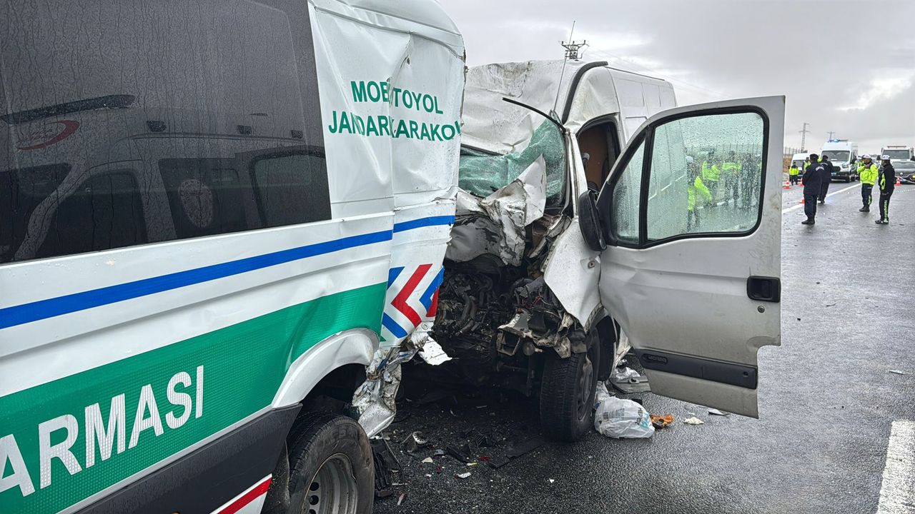 Aksaray'da trafik kazasında 2 asker şehit oldu, 1 kişi hayatını kaybetti.