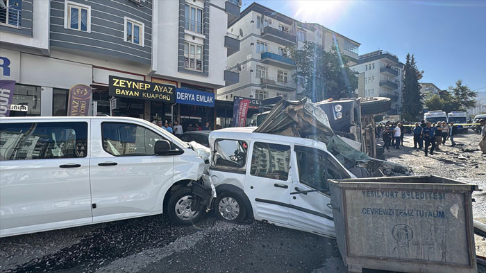 Frenleri bozulan kamyon 15 araca çarptı, birçok kişi yaralandı.