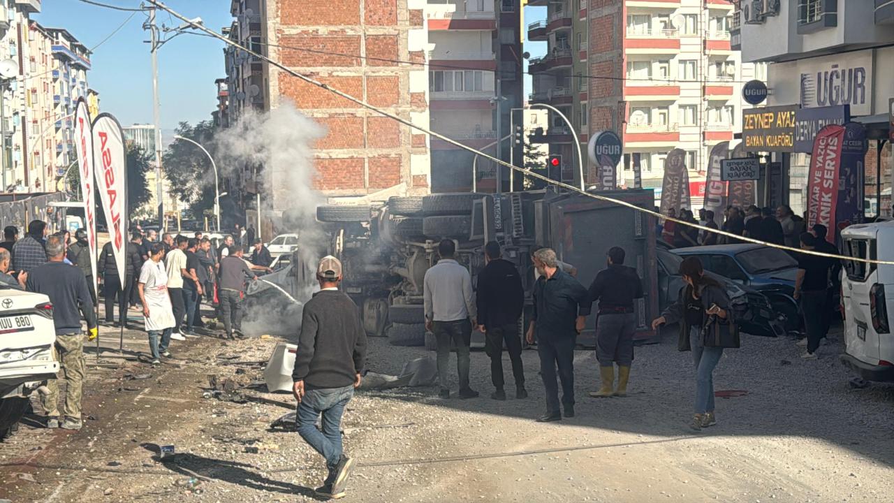 Malatya'da fren sorunu olan kamyon 15 araca çarptı: 3 kişi yaralandı.