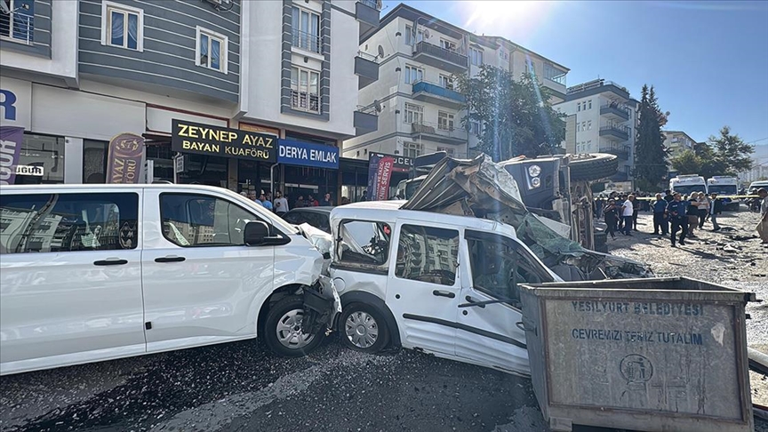Malatya'da frenleri bozulan kamyon 15 araca çarptı, 3 kişi yaralandı.