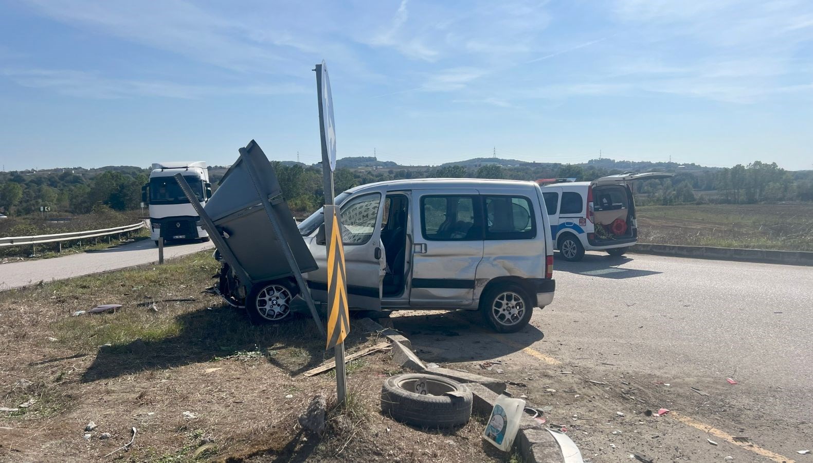 Panelvan aracı ile hafif ticari araç çarpıştı: 1 kişi yaralandı.