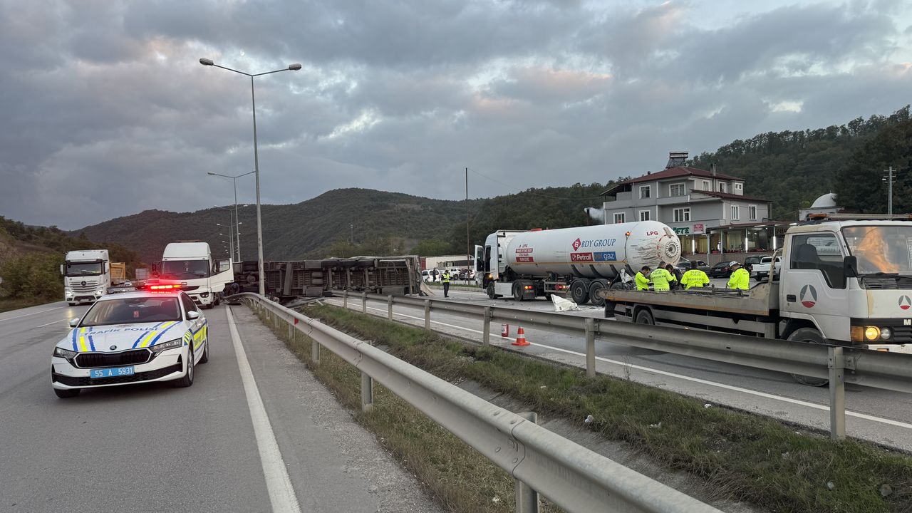 Samsun'da üç aracın karıştığı kaza sonucunda 3 kişi yaralandı.