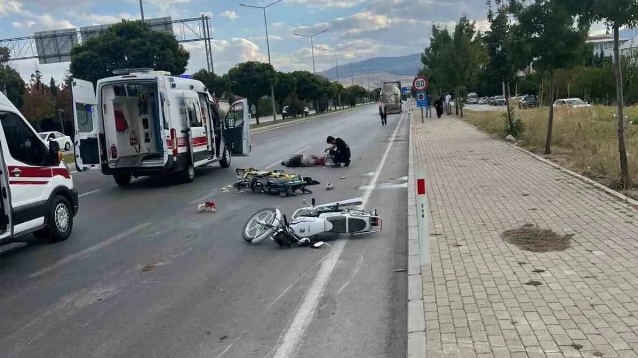 Afyonkarahisar’da Trajik Kaza: Tırın Çarptığı Motosikletteki İki Genç Hayatını Kaybetti