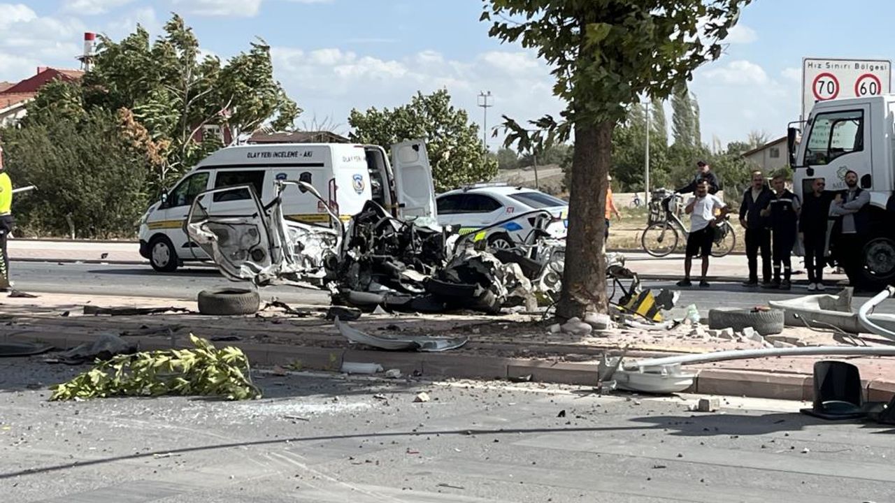 Antalya yolunda korkunç kaza: Araç ikiye ayrıldı