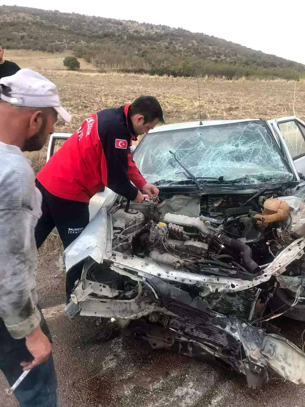 Balıkesir'de Çift Yönlü Trafik Kazası: 2 Kişi Yaralandı