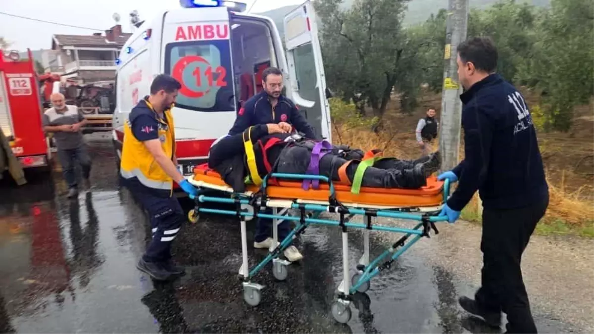 Bursa'da Trafik Kazasında 4 Kişi Yaralandı, Çekici Sürücüsü Mahsur Kaldı