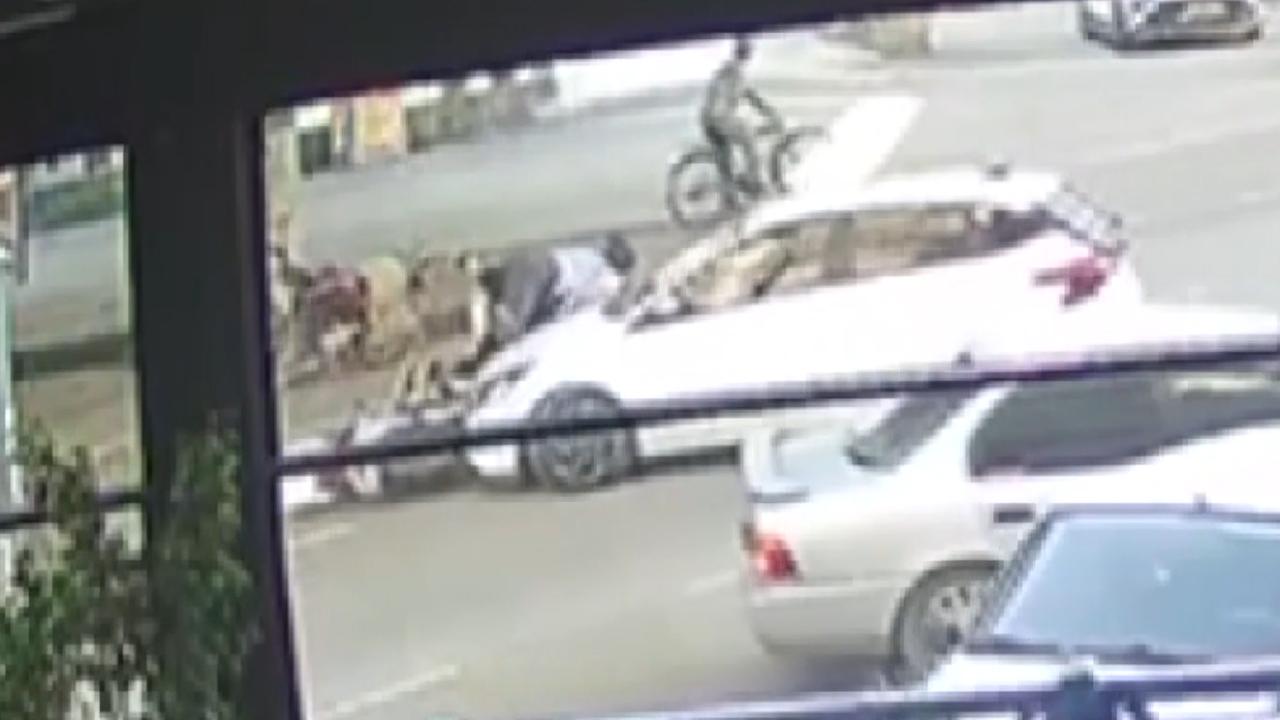 İkinci defa araç çarpıştı: Trafik kazası güvenlik kamerasında yakalandı.
