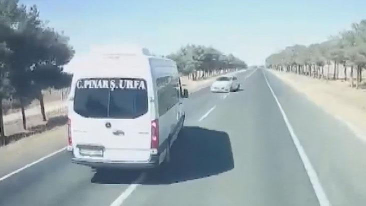 Korkunç kaza kamerada! İki araç kafaları kafaya çarptı.