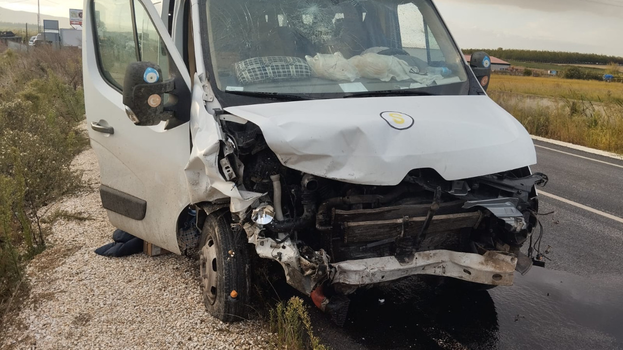 Öğrenci servisi kaza geçirdi: 2 kişi hayatını kaybetti, 8 kişi yaralandı.