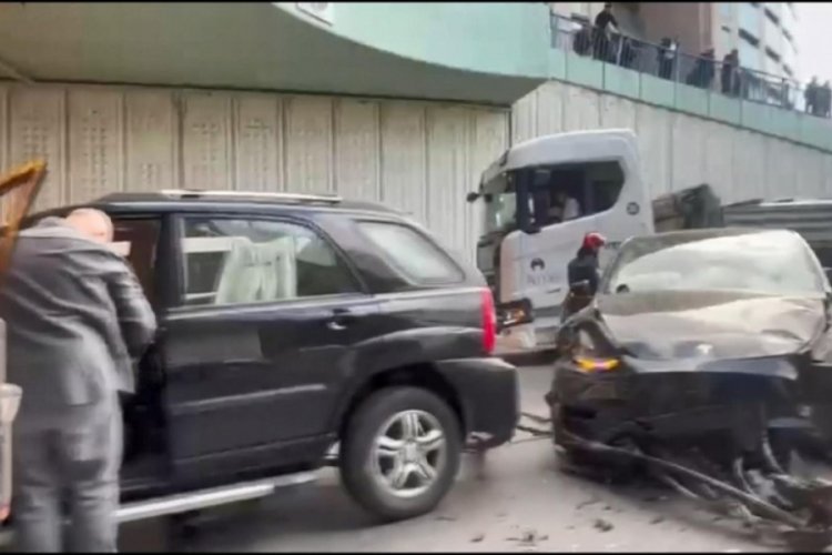 Önemsiz bir kaza sokak trafiğini engelledi!