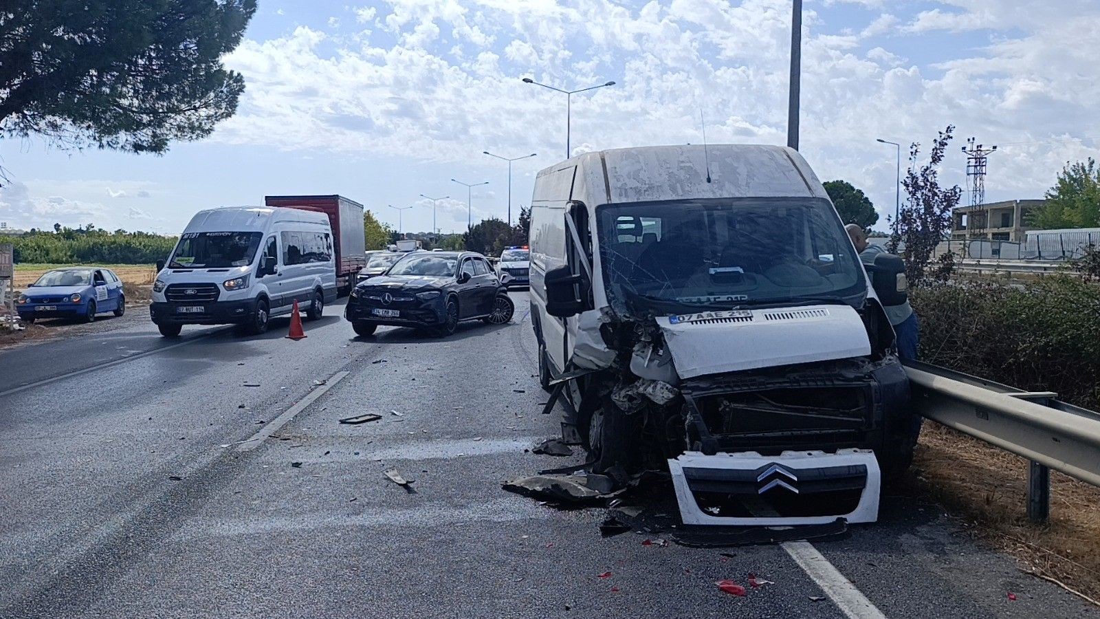 1 km mesafede 12 araç, zincirleme kaza yaparken kaza yaptılar.