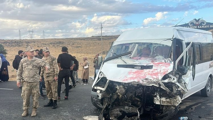 Öğrenci servisi ile araç çarpıştı, ölü ve yaralılar mevcut.