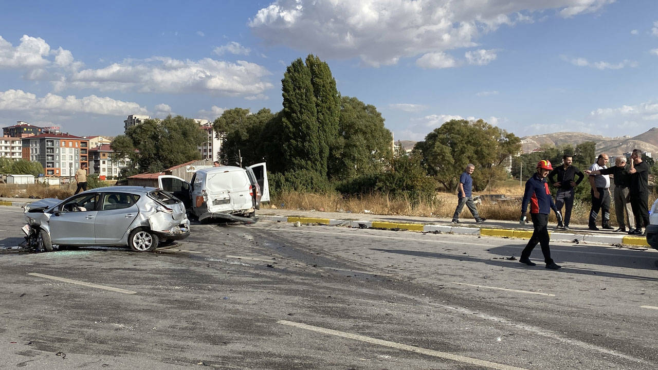 Sivas'ta ardışık trafik kazası: 1 ölü, 4 yaralı