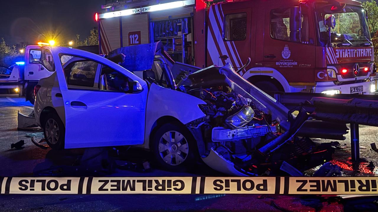 Ümraniye'de araç bariyerlere çarptı: 1 kişi hayatını kaybetti, 1 kişi yaralandı.