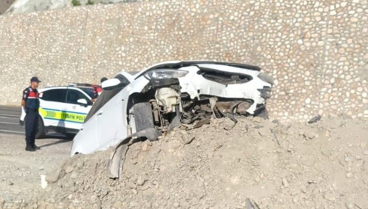Araç, kontrolünü kaybederek toprak yığınına çarptı.