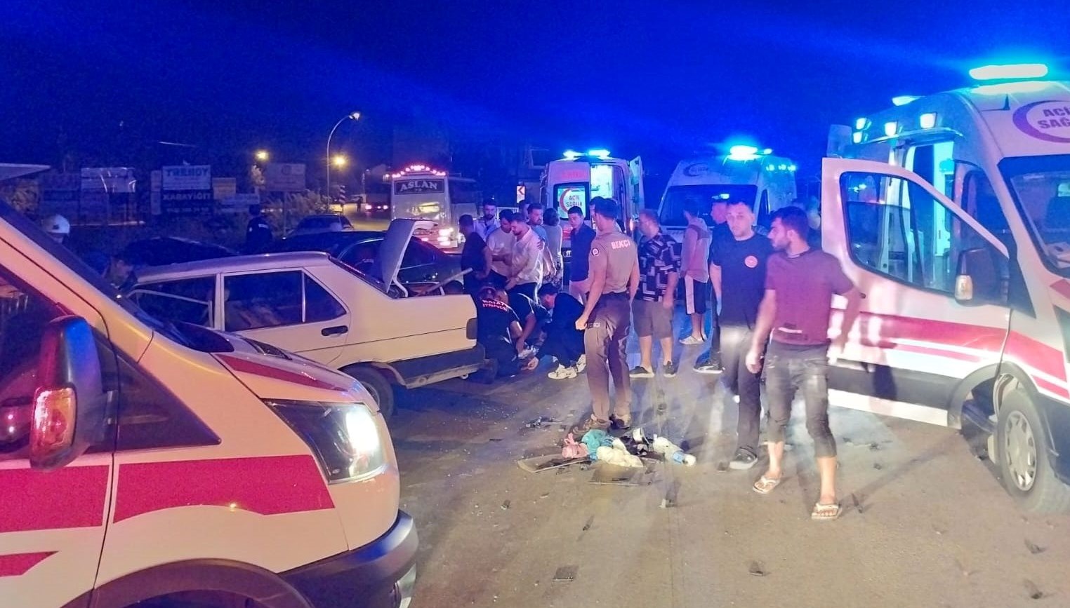 Hatay'da iki araç kaza yaptı: Altı kişi yaralandı