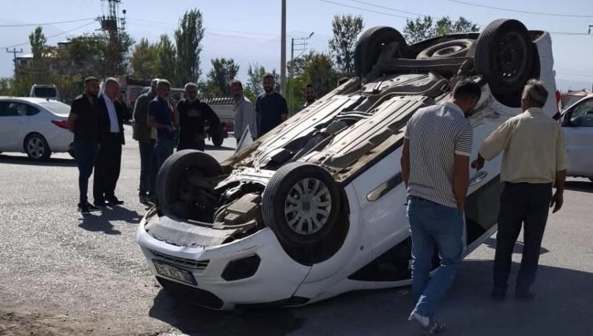 Iğdır'da trafik kazasında araç devrildi, iki kişi yaralandı.
