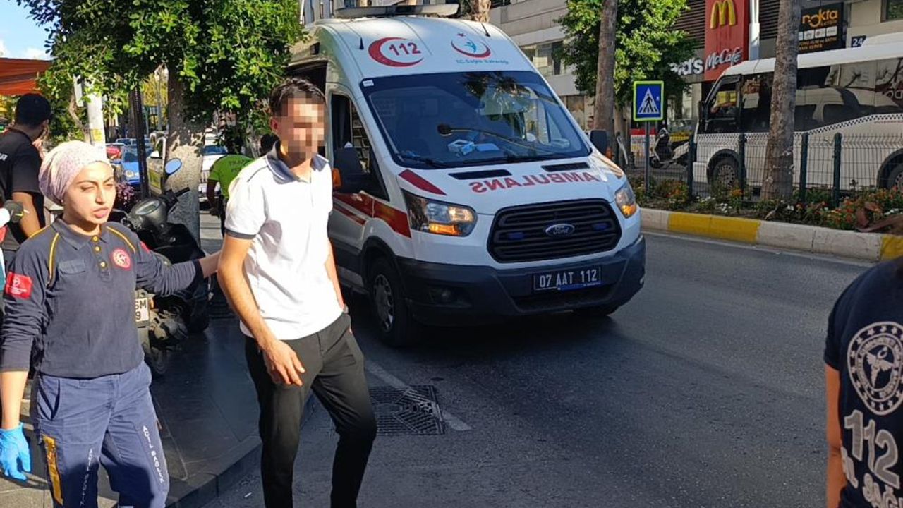 Manavgat'ta yayalar araç çarptı: Sürücü ve kadın yaralandı.