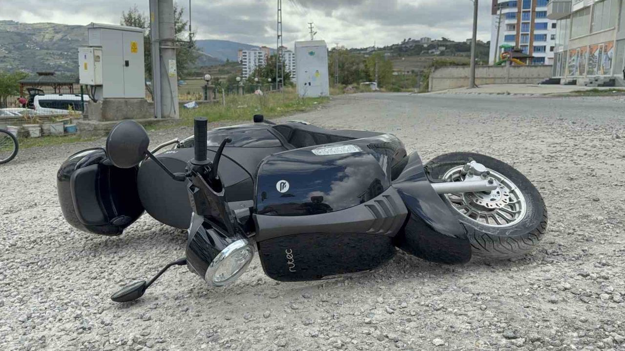 Motosiklet, kayalık zeminde düştü: Kaza anı görüntülendi.