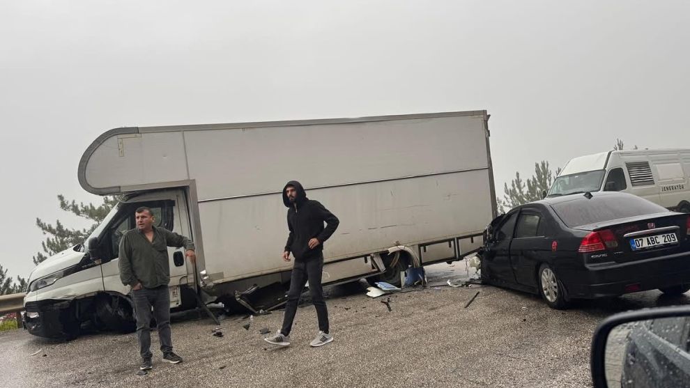 Aynalıkaya'da İşlek Yolda Kaza Meydana Geldi.