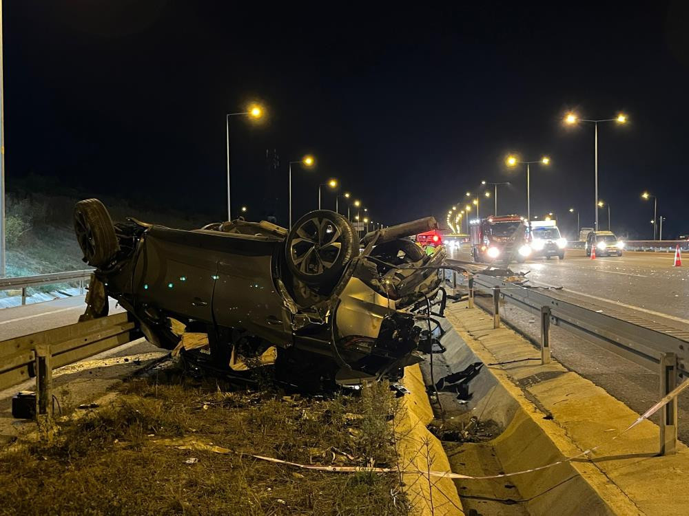 Kuzey Marmara Otoyolu'nda trajik kaza: 2 kişi hayatını kaybetti, 5 kişi yaralandı.