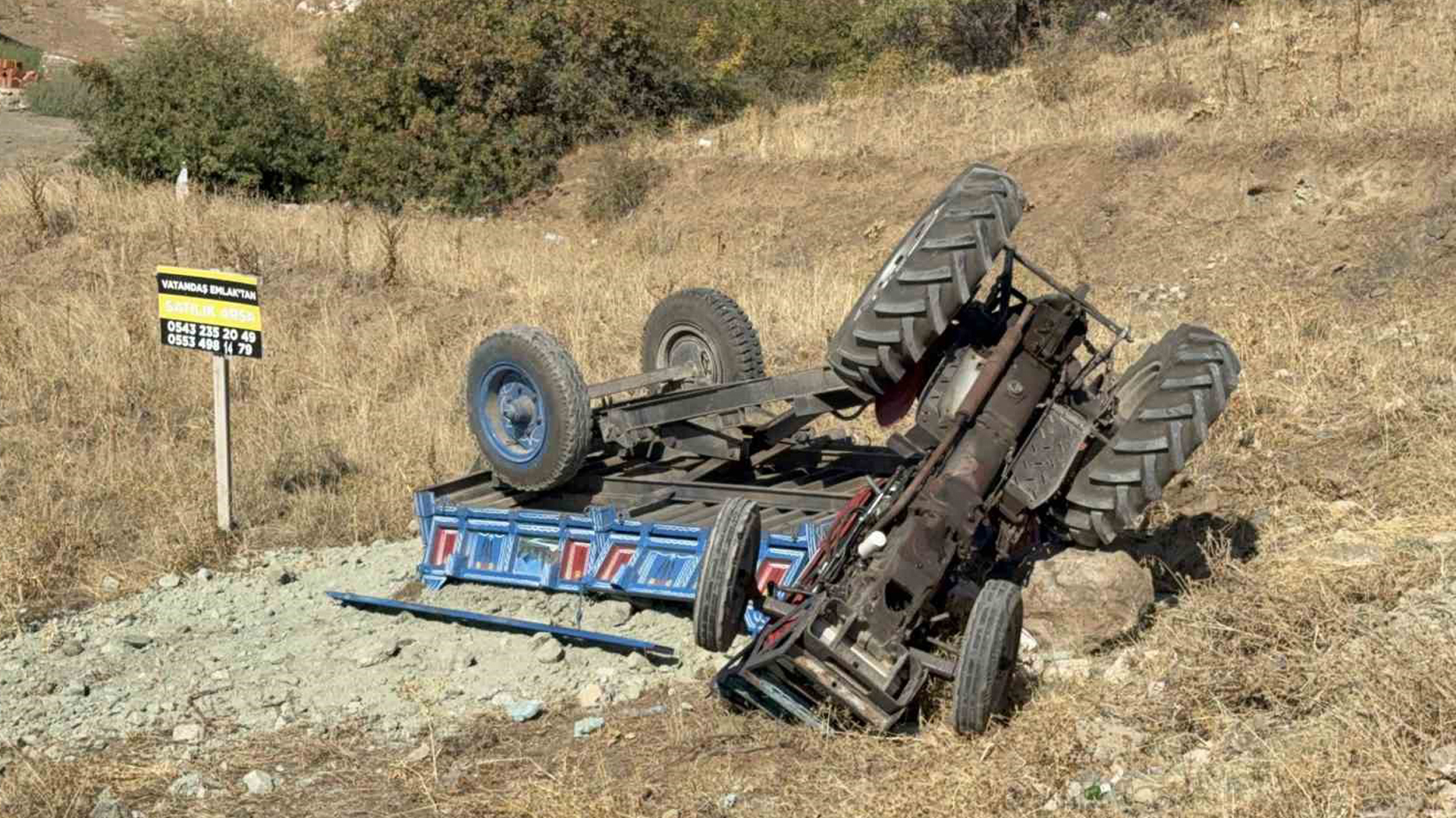 Traktör kaza anında faciadan ucuz kurtuldu: İki yaralı mevcut.