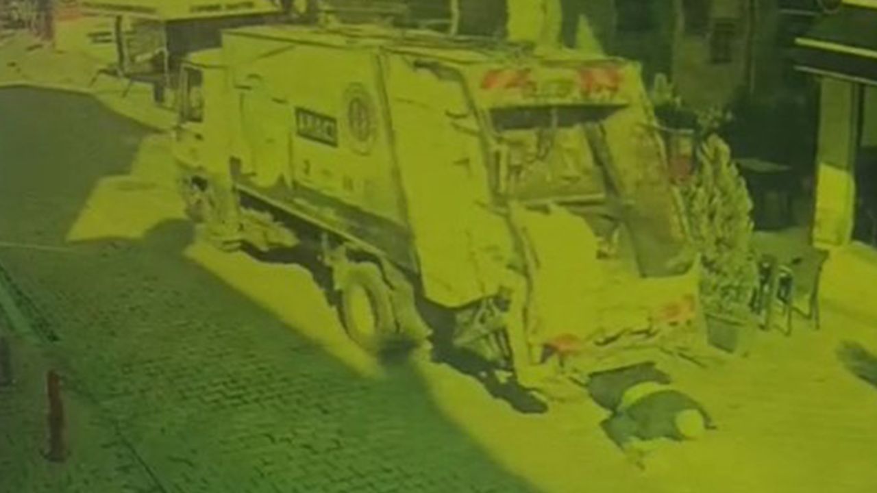 Yaşlı adamın kamyonun çarpması sonucu hayatını kaybettiği kazanın güvenlik kamerası kaydı bulundu.