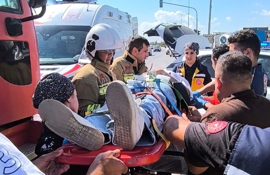 Antakya'da meydana gelen kazada 4 kişi yaralandı.