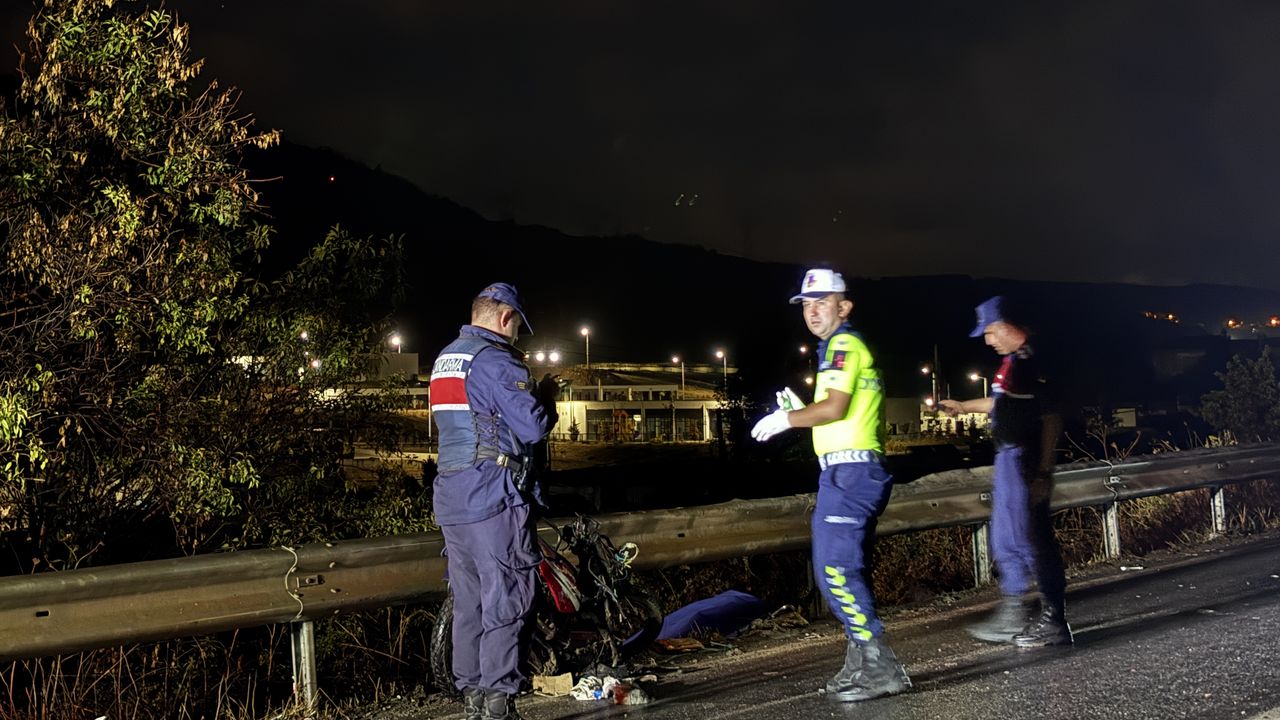 Bornova, İzmir'de trafik kazasında bir kişi yaşamını yitirdi, bir kişi ağır yaralandı.