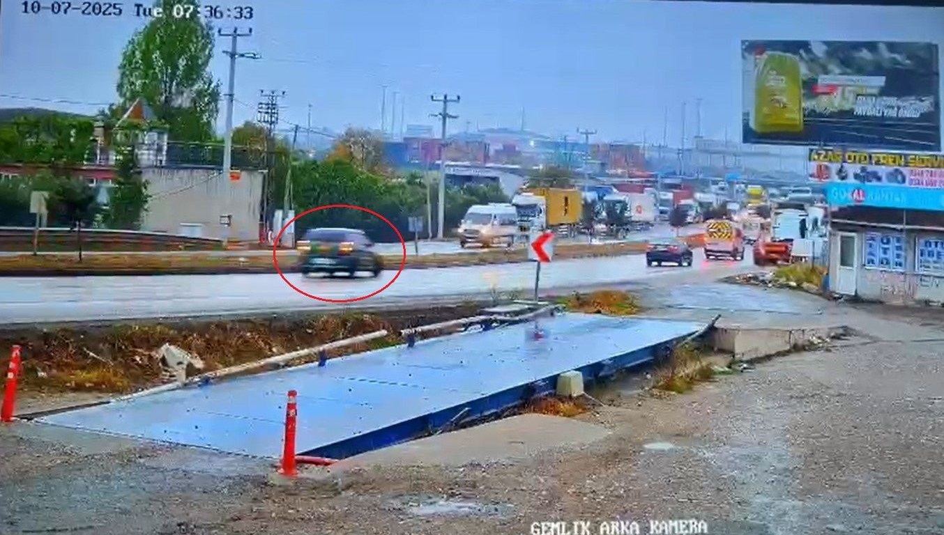 Bursa'da korkunç bir kaza: İlk önce TIR'a, ardından elektrik panosuna çarptı.