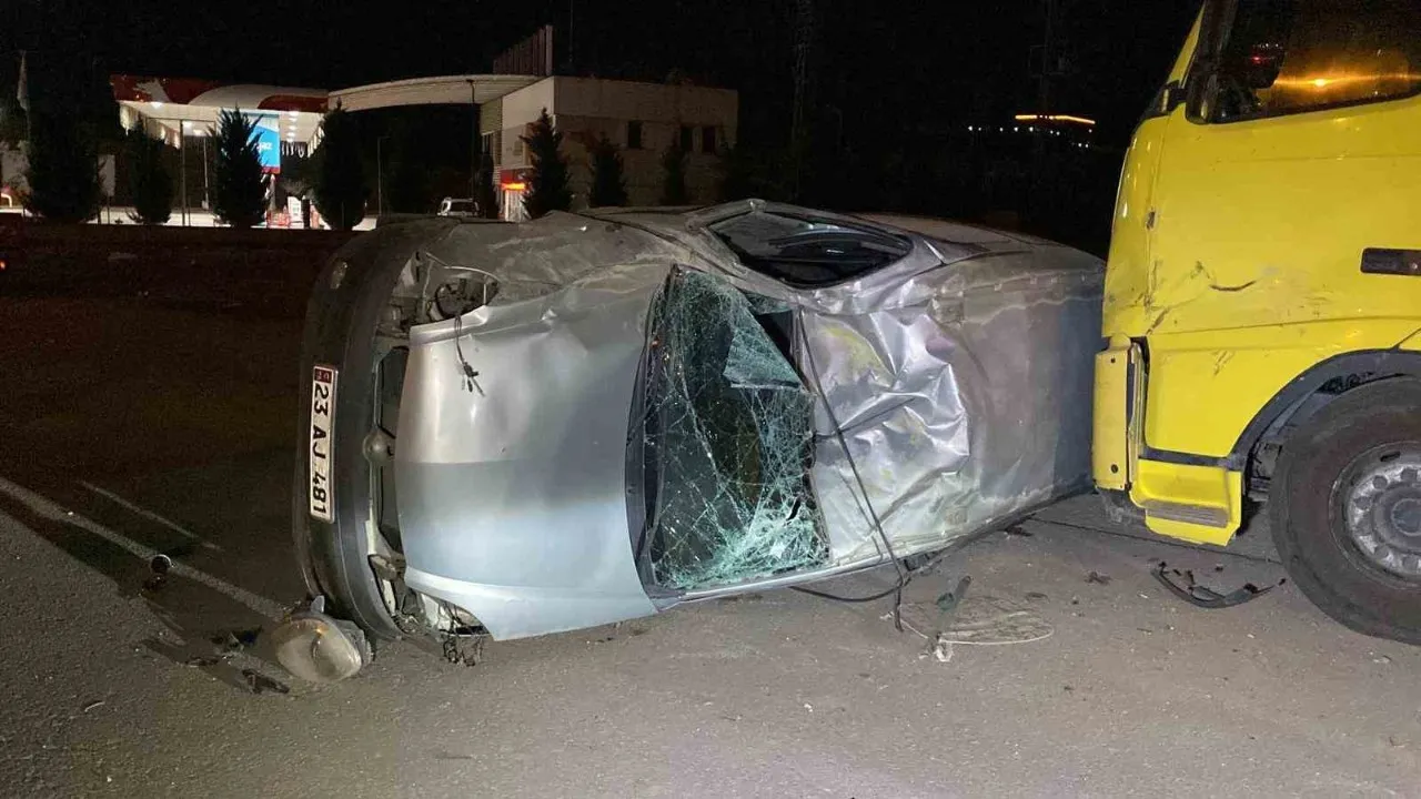 Elazığ'da minibüs devrildi: 3 kişi yaralandı, 1 kişi durumu ağır.