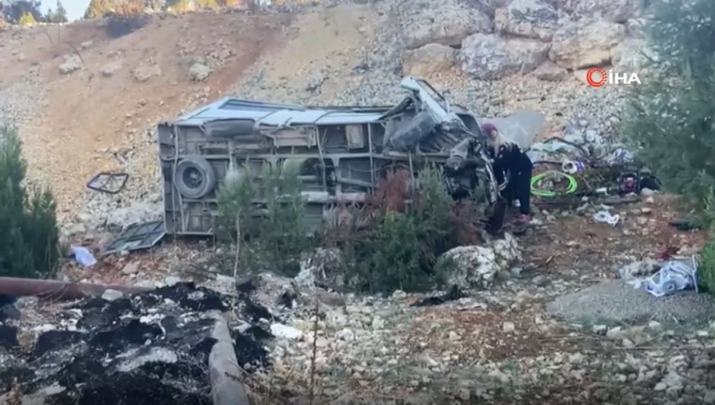 Mersin'de işçi servis aracı kaza yaptı: Beş kişi hayatını kaybetti, 14 kişi yaralandı.