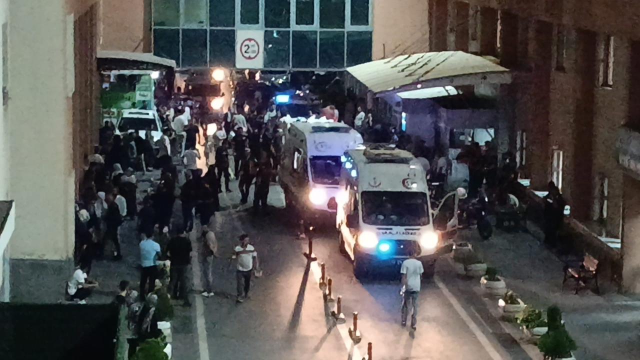 Trafik kazasından sonra bıçakla çıkan kavga: Bir kişi ciddi, 2 kişi yaralandı.
