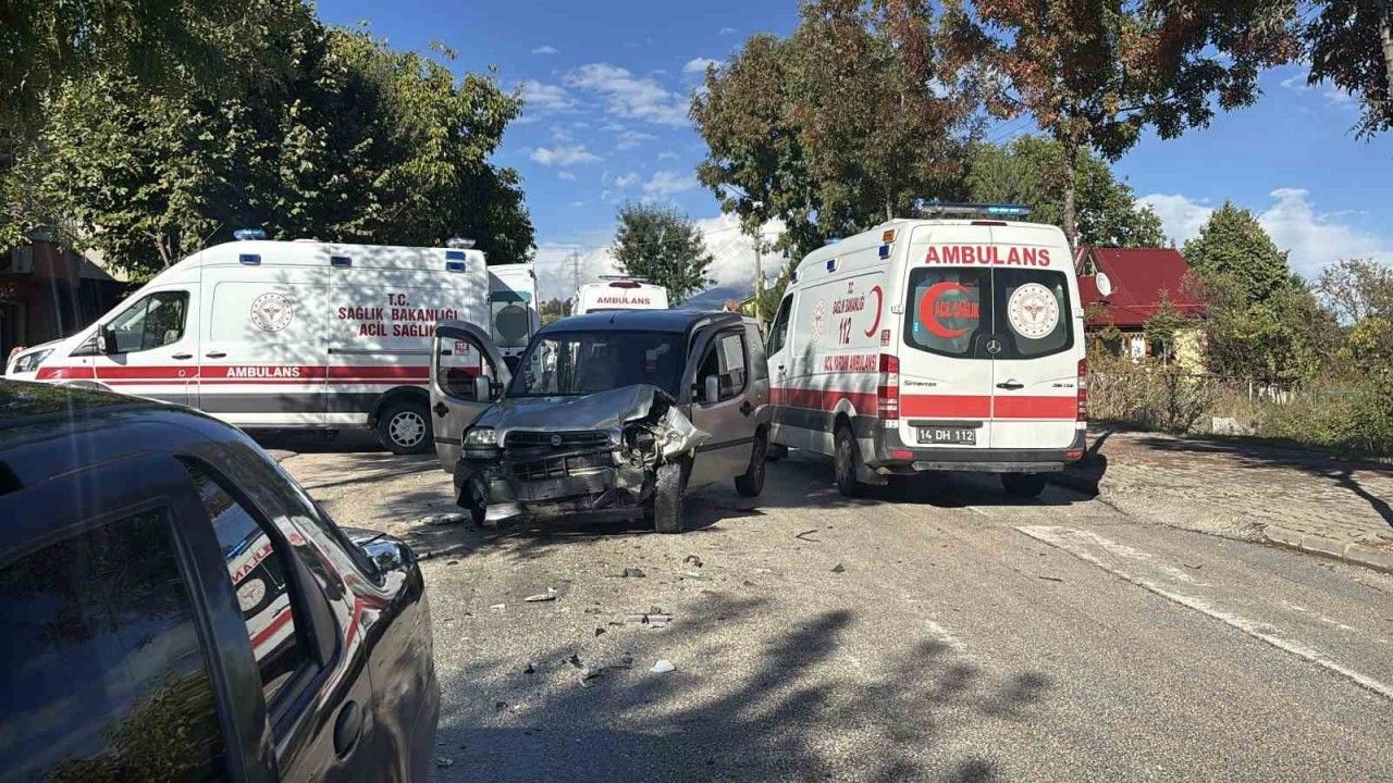 Bolu'da Kaza: İçlerinde 4 çocuğun da bulunduğu 5 kişi yaralandı.