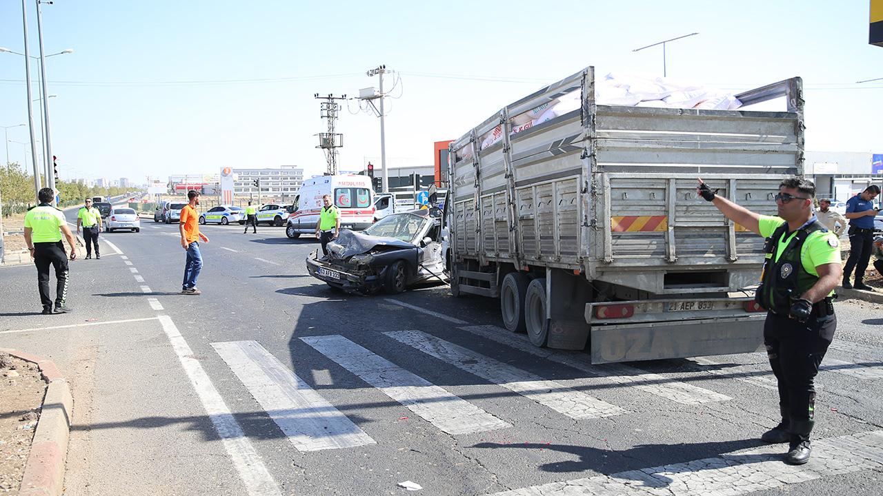 Diyarbakır'da kaza: 6 araç çarpıştı, 12 kişi yaralandı