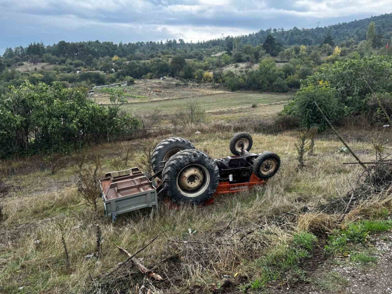 Dursunbey'de traktör devrildi.